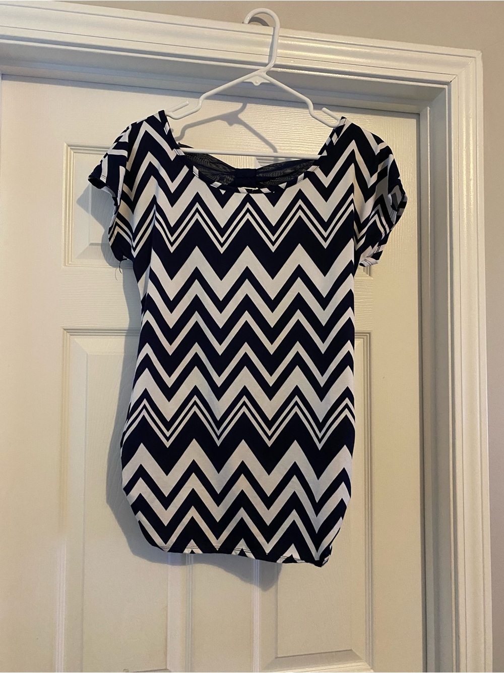 Free Kisses Navy and White Chevron Short Sleeve Blouse *** see pictures.